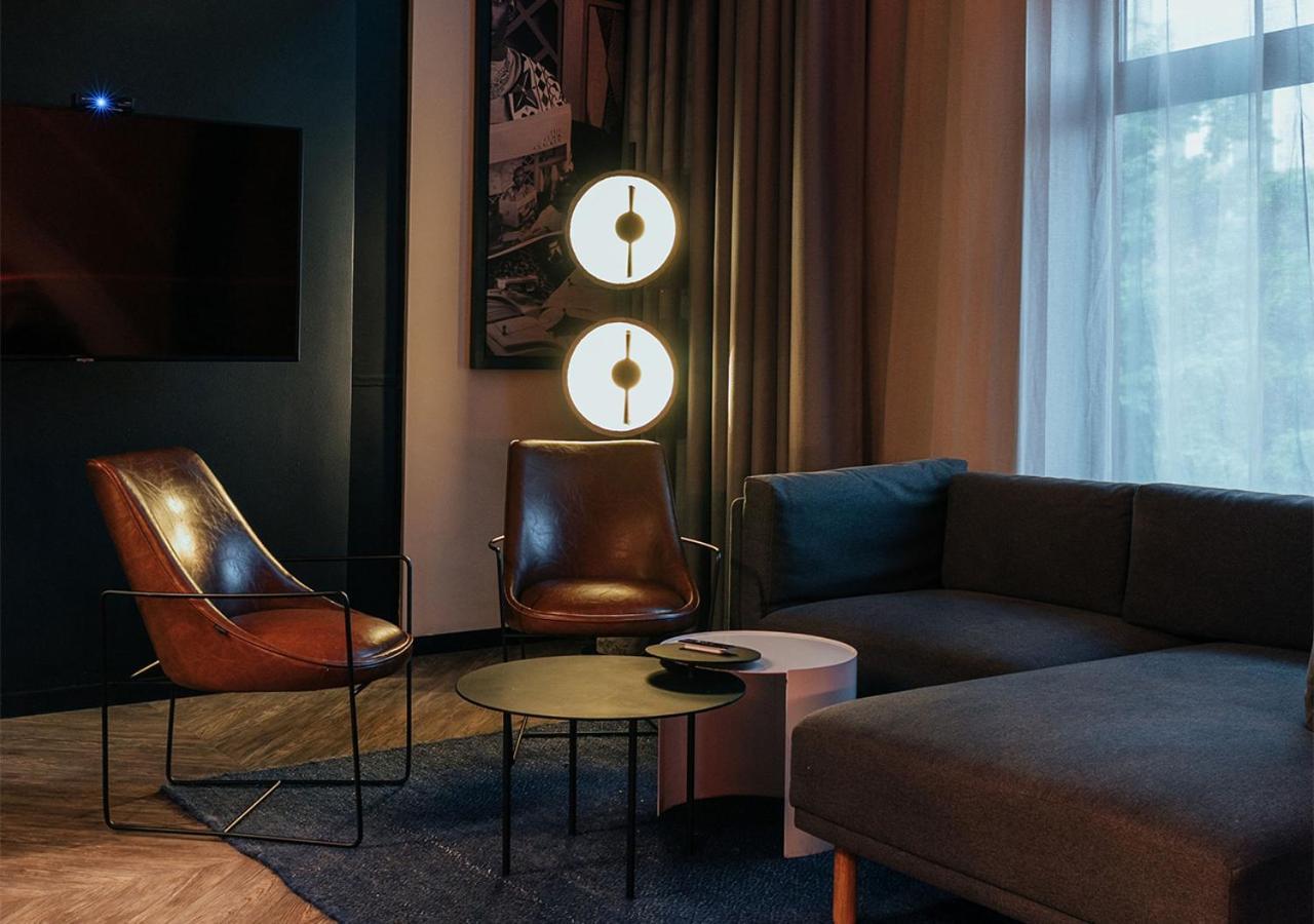 The Click Clack Hotel Medellín Exterior foto A floor lamp