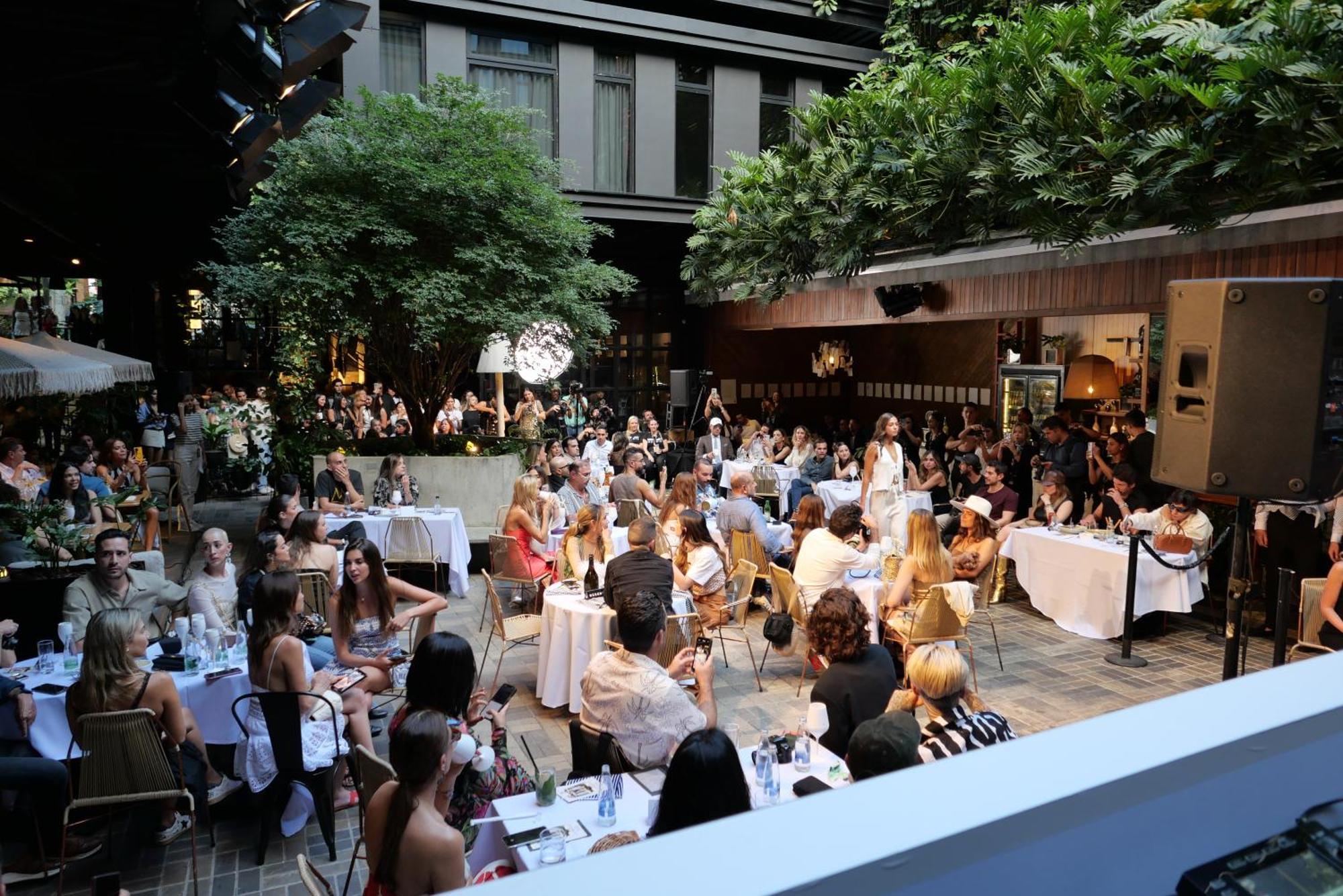 The Click Clack Hotel Medellín Exterior foto The courtyard of the hotel