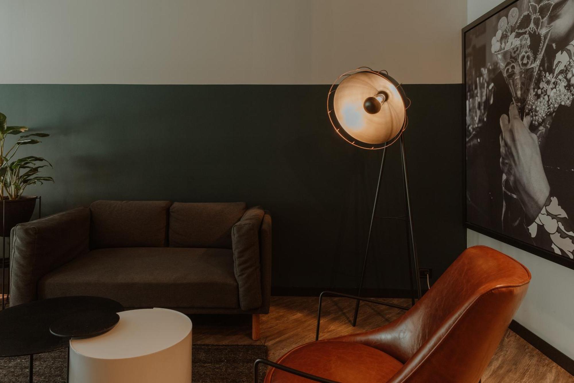 The Click Clack Hotel Medellín Exterior foto A floor lamp