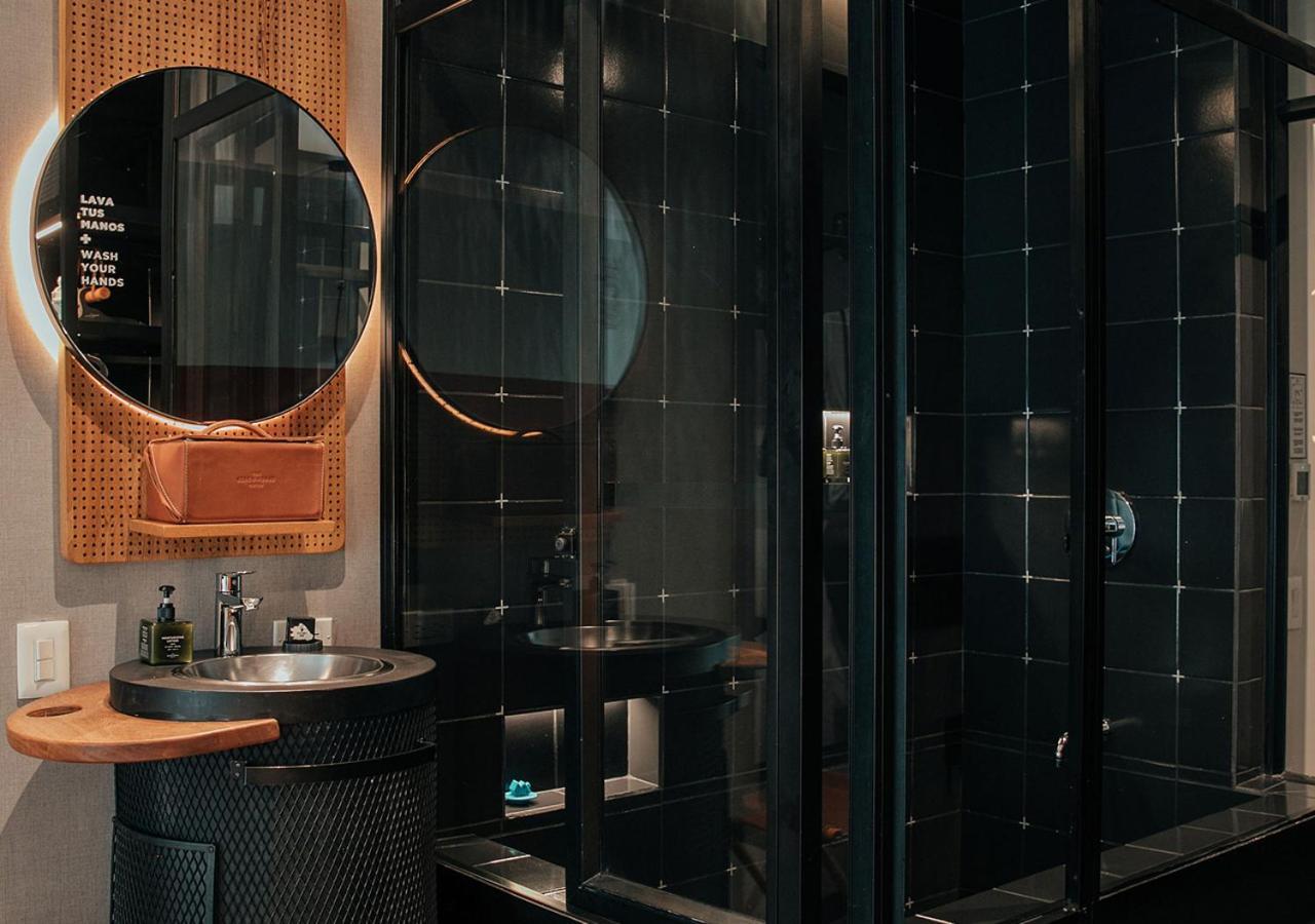 The Click Clack Hotel Medellín Exterior foto Bathroom at the Standard East Village